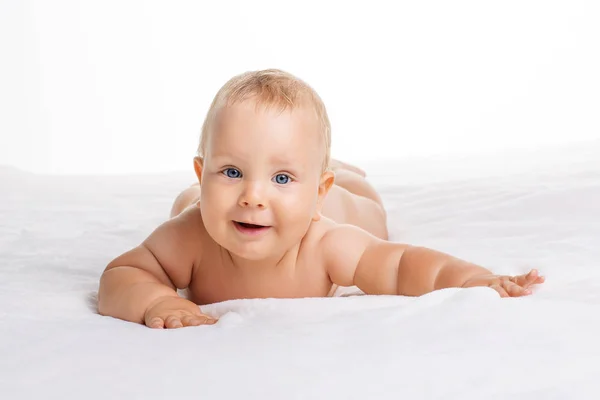 Carino Sorridente Bambino Sdraiato Asciugamano Isolato Bianco — Foto Stock