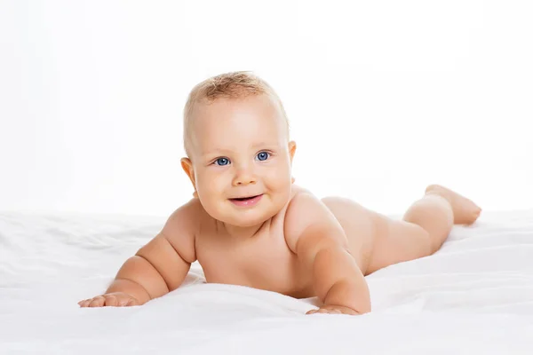Bonito Bebê Sorridente Deitado Toalha Isolada Branco — Fotografia de Stock