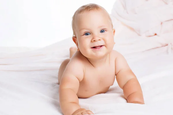 Bonito Bebê Sorridente Deitado Toalha Isolada Branco — Fotografia de Stock