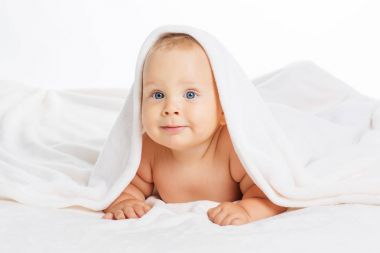 Sevimli gülümseyen bebek banyo sonra havlu altında