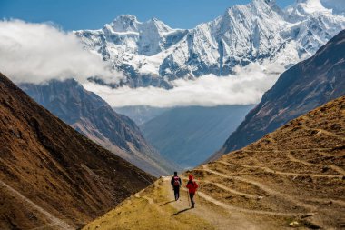 Manaslu devre üzerinde Trekker trek Nepal'de