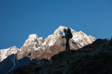 Manaslu devre üzerinde Trekker trek Nepal'de