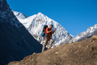 Manaslu devre üzerinde Trekker trek Nepal'de