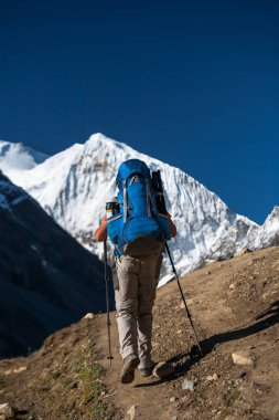 Manaslu devre üzerinde Trekker trek Nepal'de