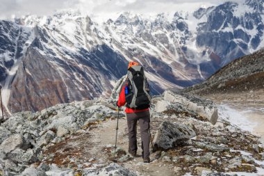 Trekker Larke La geçmek Manaslu devre Trek fron aşağı gider 