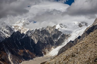 Himalaya dağlarının güzel manzarası 