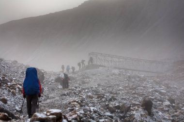 Yavaş yavaş yürümek için Thorung La geçmek - en yüksek nokta üzerinde trekker