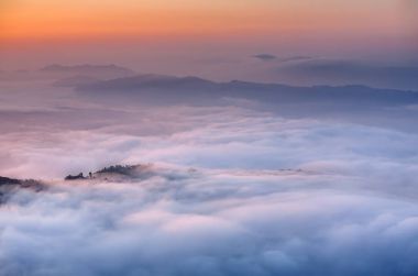 Nepal Pokhara yakınındaki sabah bulutlar Sarangkot görünümünün altındaki gelin