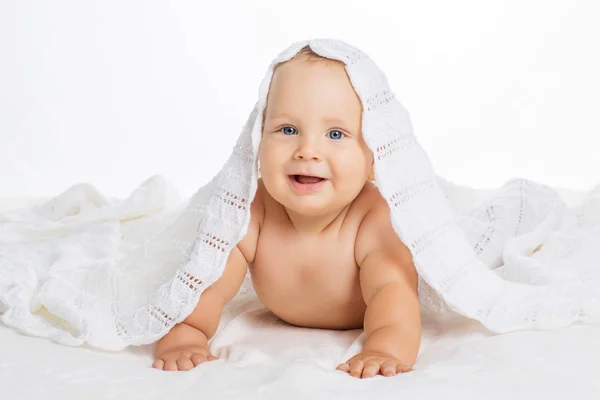 Söta leende bebis under handduk efter badet — Stockfoto