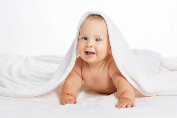 Aranyos mosolygós baba után fürdő törölköző alatt — Stock Fotó