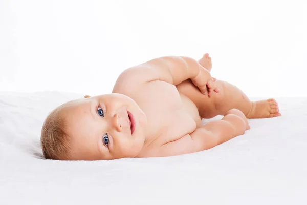 Leuke Glimlachende Baby Liggend Een Handdoek Geïsoleerd Wit — Stockfoto