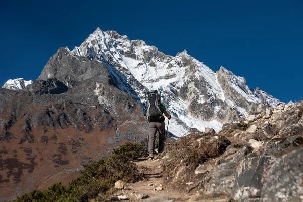 Trekker en el circuito de Manaslu trek en Nepal — Foto de Stock