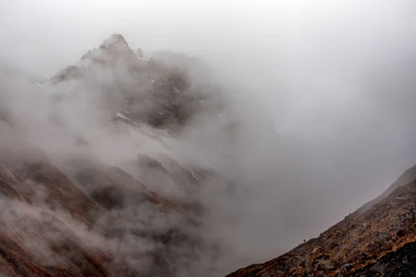 Σύννεφο που καλύπτονται κοιλάδα Annapurna κύκλωμα trek — Φωτογραφία Αρχείου