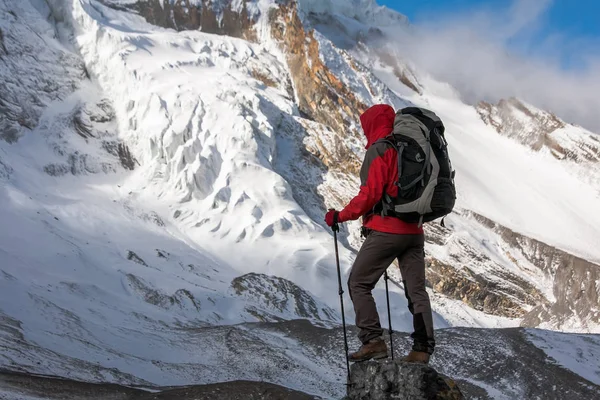 Trekker am thorung la pass - höchster Punkt des annapurna circ — Stockfoto
