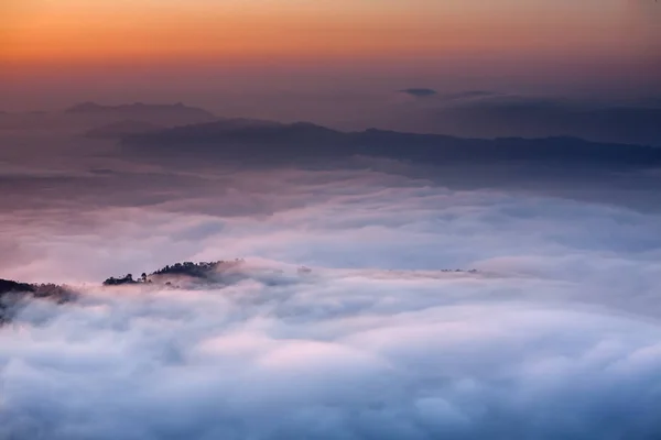Sarangkot ビューの下の朝雲はネパールのポカラの近くポイントします。 — ストック写真
