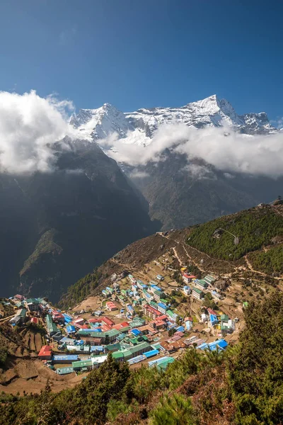 Vista en Namche Bazar pueblo en el valle de Khumbu — Foto de Stock