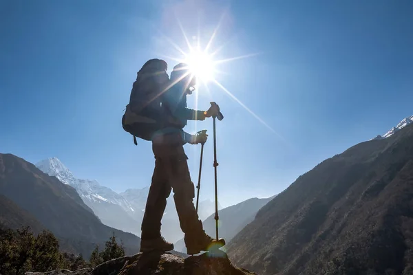 Trekker närmar sig Renjo La passet på ett sätt till Everest Base camp — Stockfoto
