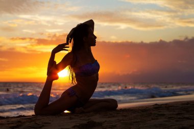 Kafkas kadın pratik Yoga tropic Okyanusu'nun sahil