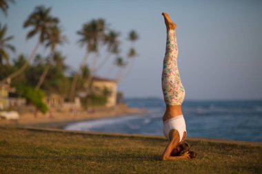 Kafkas kadın pratik Yoga tropic Okyanusu'nun sahil