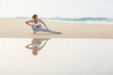 Kafkas kadın pratik Yoga tropic Okyanusu'nun sahil