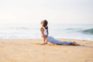 Kafkas kadın pratik Yoga tropic Okyanusu'nun sahil