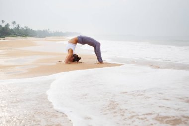 Kafkas kadın pratik Yoga tropic Okyanusu'nun sahil