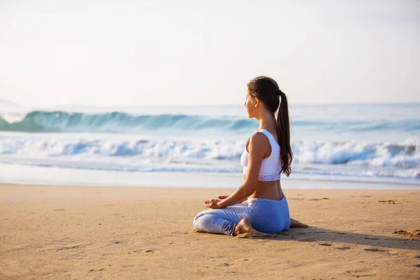 Mujer caucásica practicando yoga en la orilla del mar del océano tropical — Foto de Stock