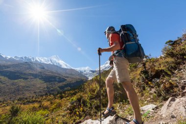Uzun yürüyüşe çıkan kimse Himalayalar dağlık Manaslu devre üzerinde