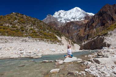 Kadın yoga excercises Manaslu circ büyük göl yakınındaki yapıyor