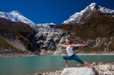 Kadın yoga excercises Manaslu circ büyük göl yakınındaki yapıyor