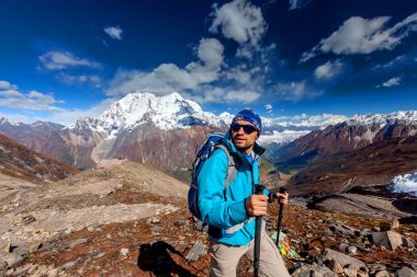 Uzun yürüyüşe çıkan kimse Manaslu Merkez kampına Himalayalar dağlık climbig olduğunu 