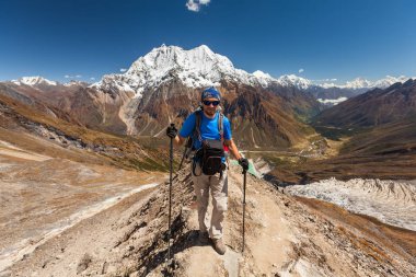 Uzun yürüyüşe çıkan kimse Manaslu Merkez kampına Himalayalar dağlık climbig olduğunu 