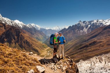 Çift kamera hig vadide Manaslu önünde poz