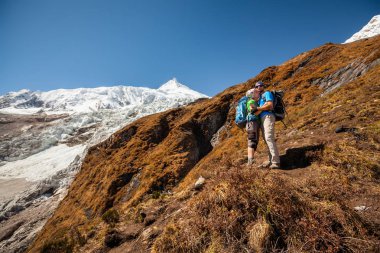 Çift kamera hig vadide Manaslu önünde poz
