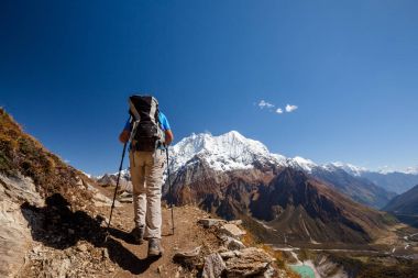 Uzun yürüyüşe çıkan kimse Manaslu Merkez kampına Himalayalar dağlık climbig olduğunu 