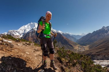 Uzun yürüyüşe çıkan kimse Manaslu Merkez kampına Himalayalar dağlık climbig olduğunu 