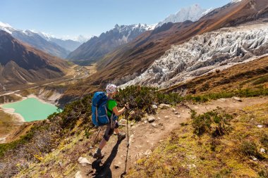 Uzun yürüyüşe çıkan kimse Manaslu Merkez kampına Himalayalar dağlık climbig olduğunu 