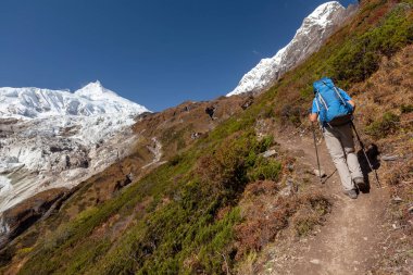 Uzun yürüyüşe çıkan kimse Manaslu Merkez kampına Himalayalar dağlık climbig olduğunu 