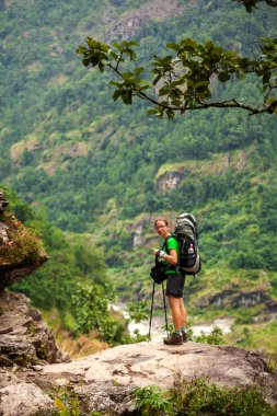 Uzun yürüyüşe çıkan kimse Himalayalar dağlık Manaslu devre üzerinde