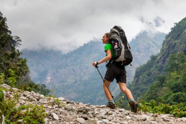 Uzun yürüyüşe çıkan kimse Himalayalar dağlık Manaslu devre üzerinde