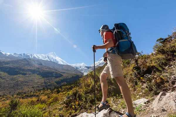 Escursionista sugli altopiani dell'Himalaya sul circuito di Manaslu — Foto Stock