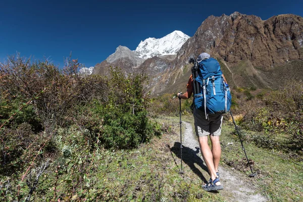 Caminhante nas terras altas do Himalaia no circuito de Manaslu — Fotografia de Stock