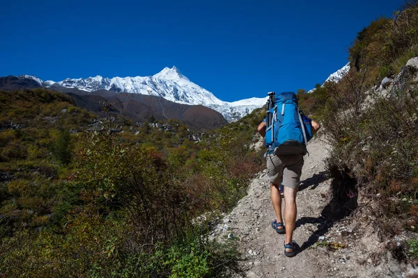Путешественник в высокогорье Гималаев по трассе Манаслу — стоковое фото