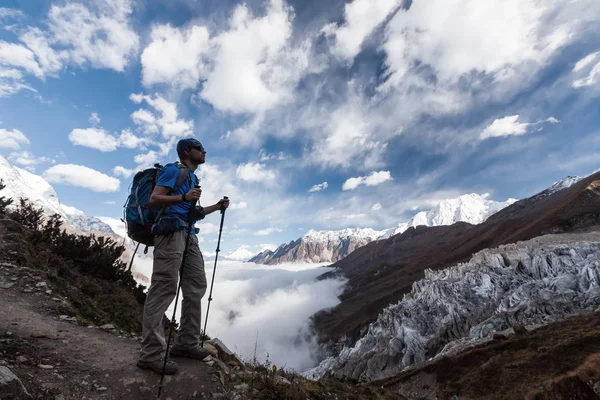 Tramp je republika na Manaslu základního tábora v highlands Himaláje — Stock fotografie