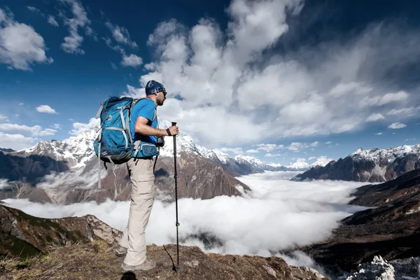 Turysta jest climbig do Manaslu base camp w highlands, Himalaje — Zdjęcie stockowe