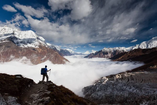 Drumețul se îndreaptă spre tabăra de bază Manaslu din munții Himalaya — Fotografie, imagine de stoc