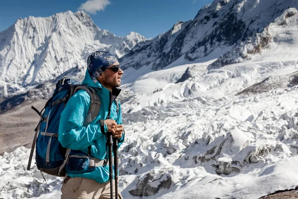 Caminhante nas terras altas do Himalaia no circuito de Manaslu — Fotografia de Stock