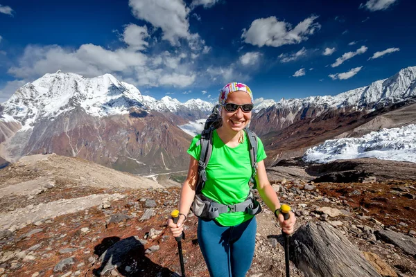 Hiker är climbig till Manaslu baslägret i höglandet i Himalaya — Stockfoto