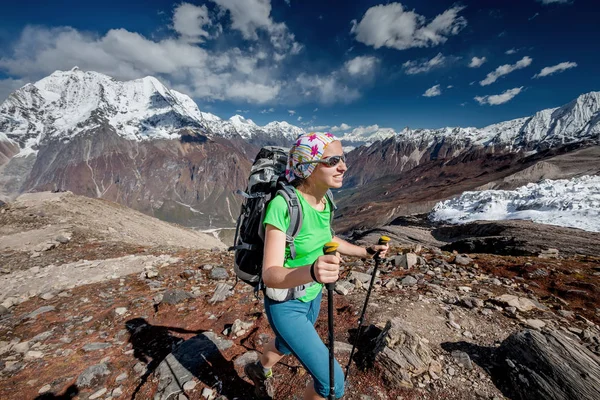 Hiker är climbig till Manaslu baslägret i höglandet i Himalaya — Stockfoto