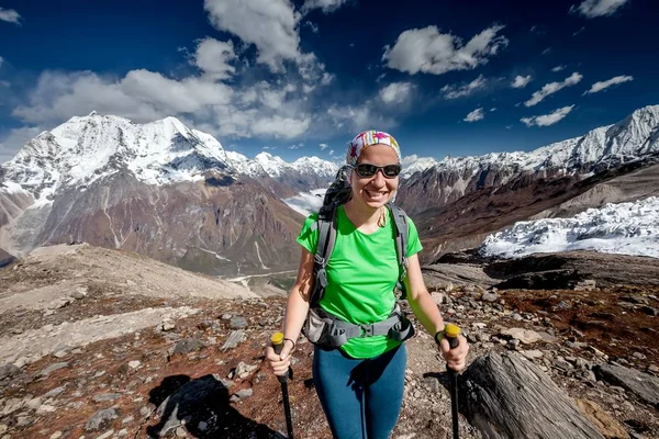 Caminhante é escalada para o acampamento base de Manaslu nas terras altas do Himalaia — Fotografia de Stock